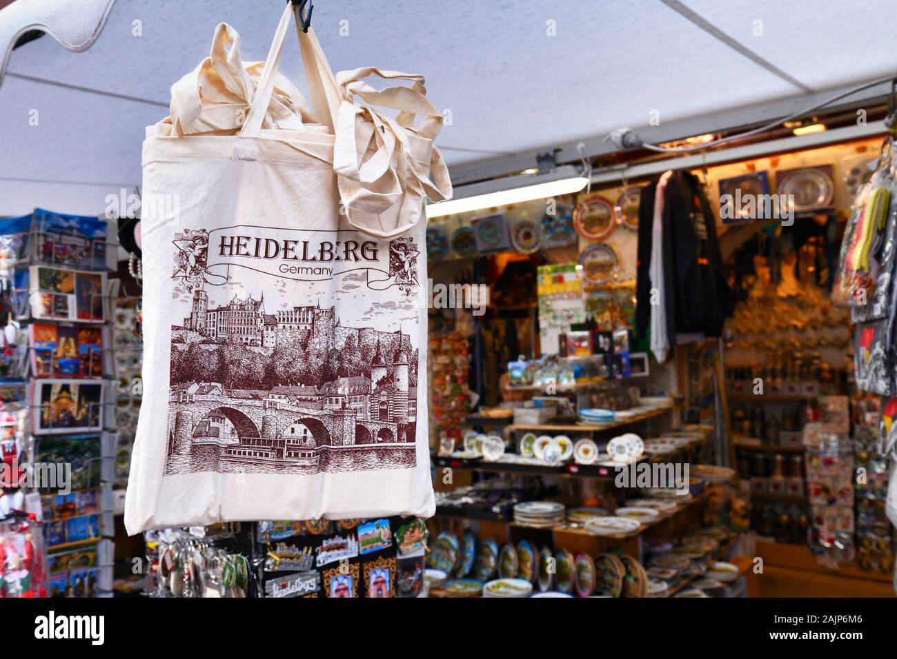 Heidelberg, Germania - Dicembre 2019: Shopping bag con Heidelberg Castle Stampa in vendita nel negozio di souvenir con altri souvenir in sfondo sfocato Foto Stock