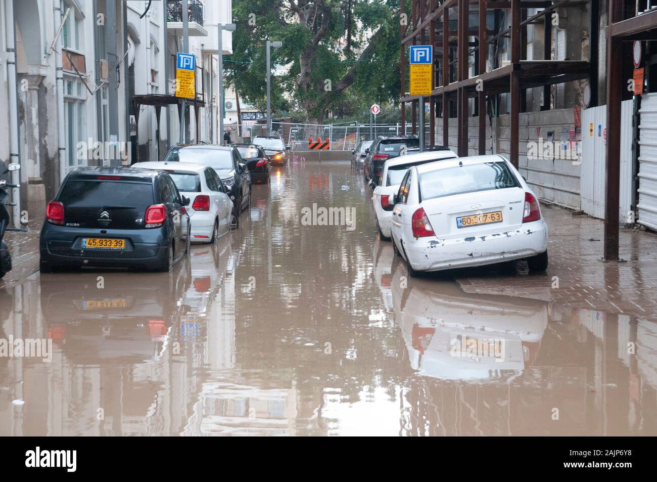 Il 4 gennaio 2020, forti piogge che hanno causato gravi inondazioni in Tel Aviv Jaffa, Israele provocando almeno 2 morti e innumerevoli i danni alla proprietà e Foto Stock