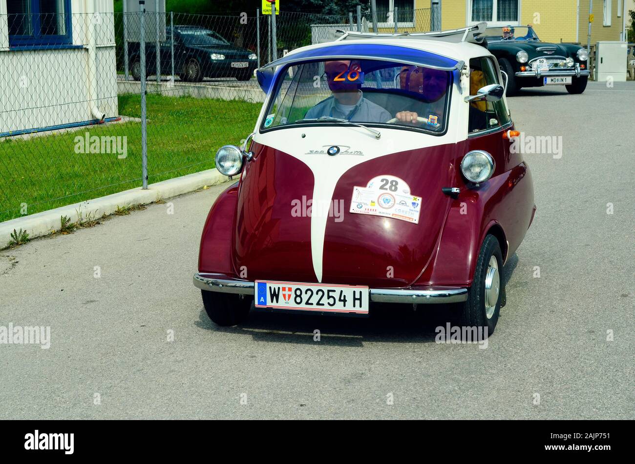 Moosbrunn, Austria - Settembre 06. 2014: Vintage auto BMW Isetta da Ebreichsdorf Classic, torneo per auto d'epoca su strade pubbliche Foto Stock