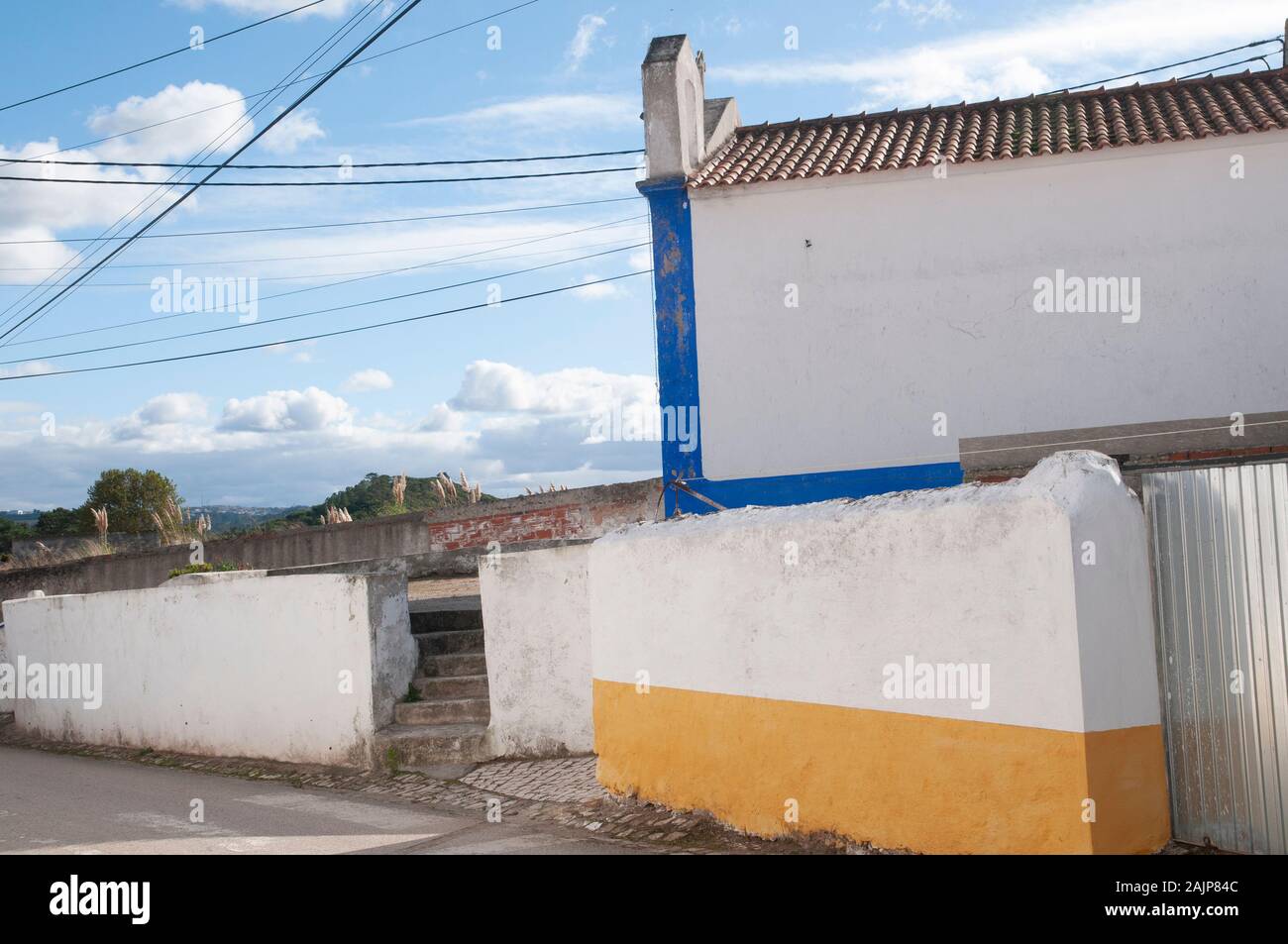 Caratteristico blu e bianco linea case di una strada in una piccola parrocchia nel comune di Obidos, Portogallo Foto Stock