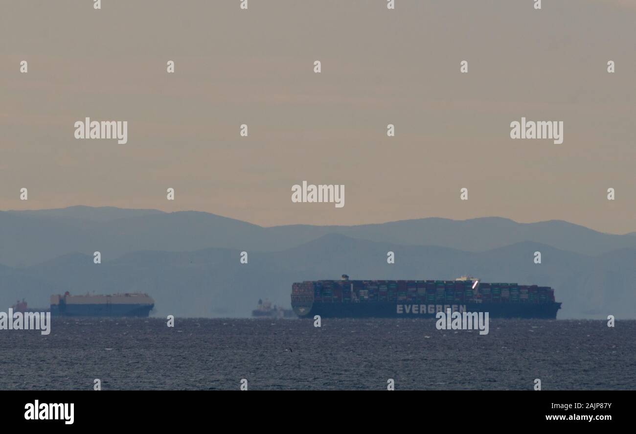 Contenitore di Evergreen nave entra nel porto del Pireo ad Atene in Grecia Foto Stock