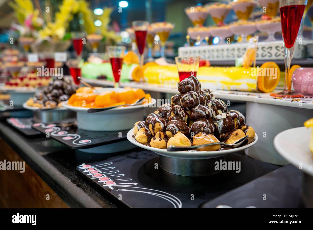 Un delizioso dessert a buffet con vari prodotti da forno dolce in un ristorante o in albergo. Foto Stock