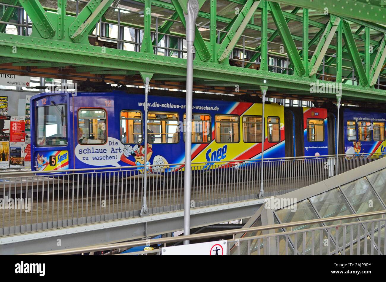 Wuppertal, Renania settentrionale-Vestfalia, Germania - 27 Maggio 2011: overhead pubblici treno nella stazione, usuali modalità di trasporto nella città Foto Stock