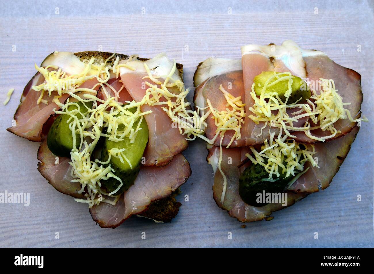 Germania, tradizionale snack con prosciutto, rafano e aspro cetriolo Foto Stock