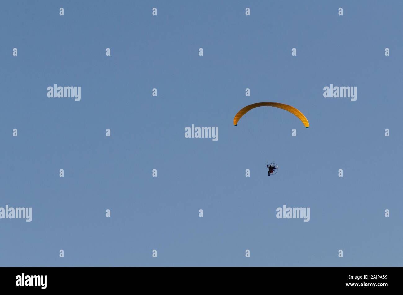 Parapendio utilizzando un ala motorizzata su Atene Grecia Foto Stock