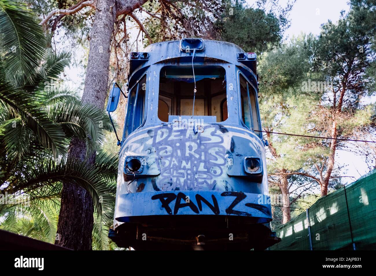 Vecchio tram abbandonati e di vandalismo in un parco da giovani artisti di graffiti. Foto Stock