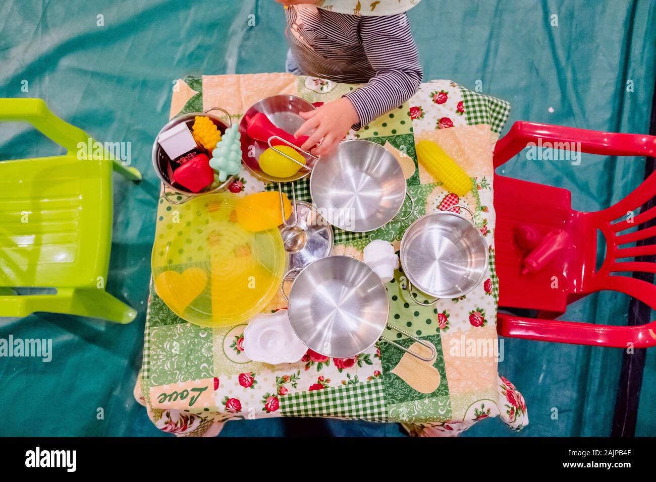 Bambina gioca con falsi in plastica per alimenti. Foto Stock