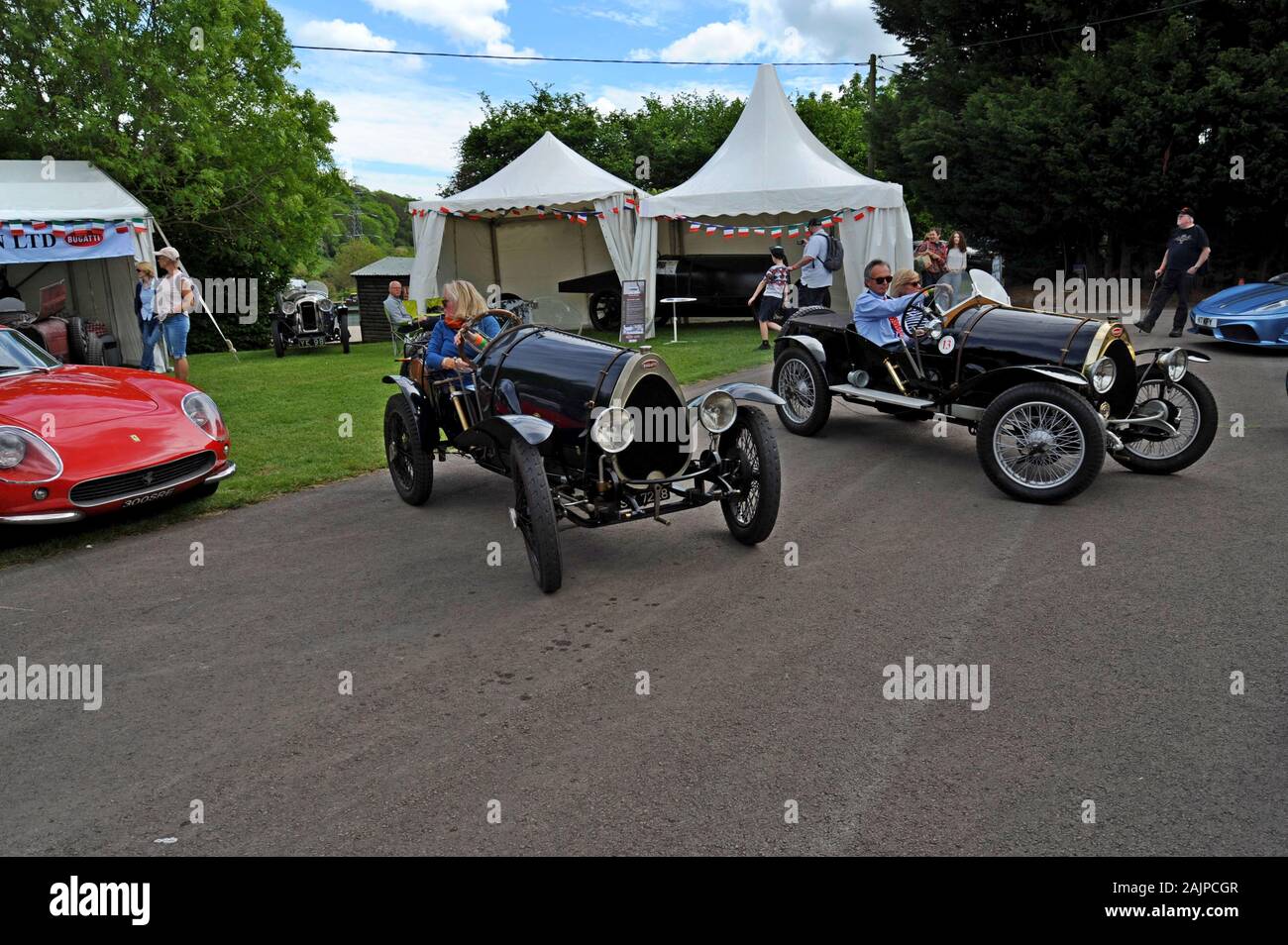 I conducenti invertendo un paio di auto d'epoca Bugatti a Prescott Hill Climb, Gloucestershire Foto Stock