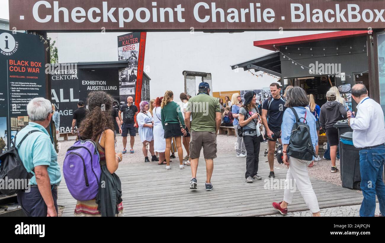 Il Checkpoint Charlie, scatola nera, guerra fredda exhibition Foto Stock