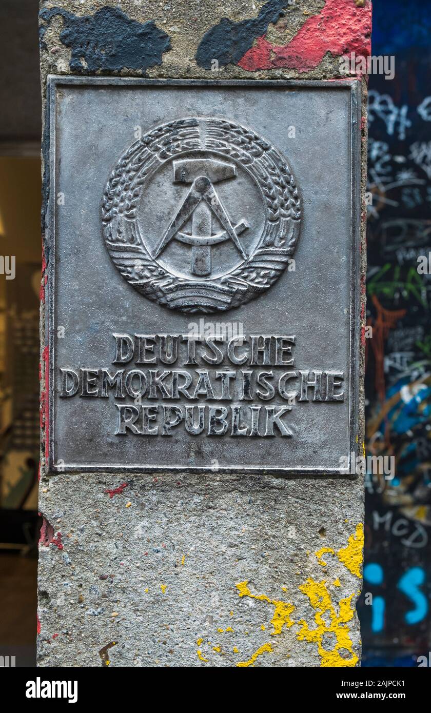 Repubblica democratica tedesca, deutsche demokratische republik, borderstone con emblema nazionale Foto Stock