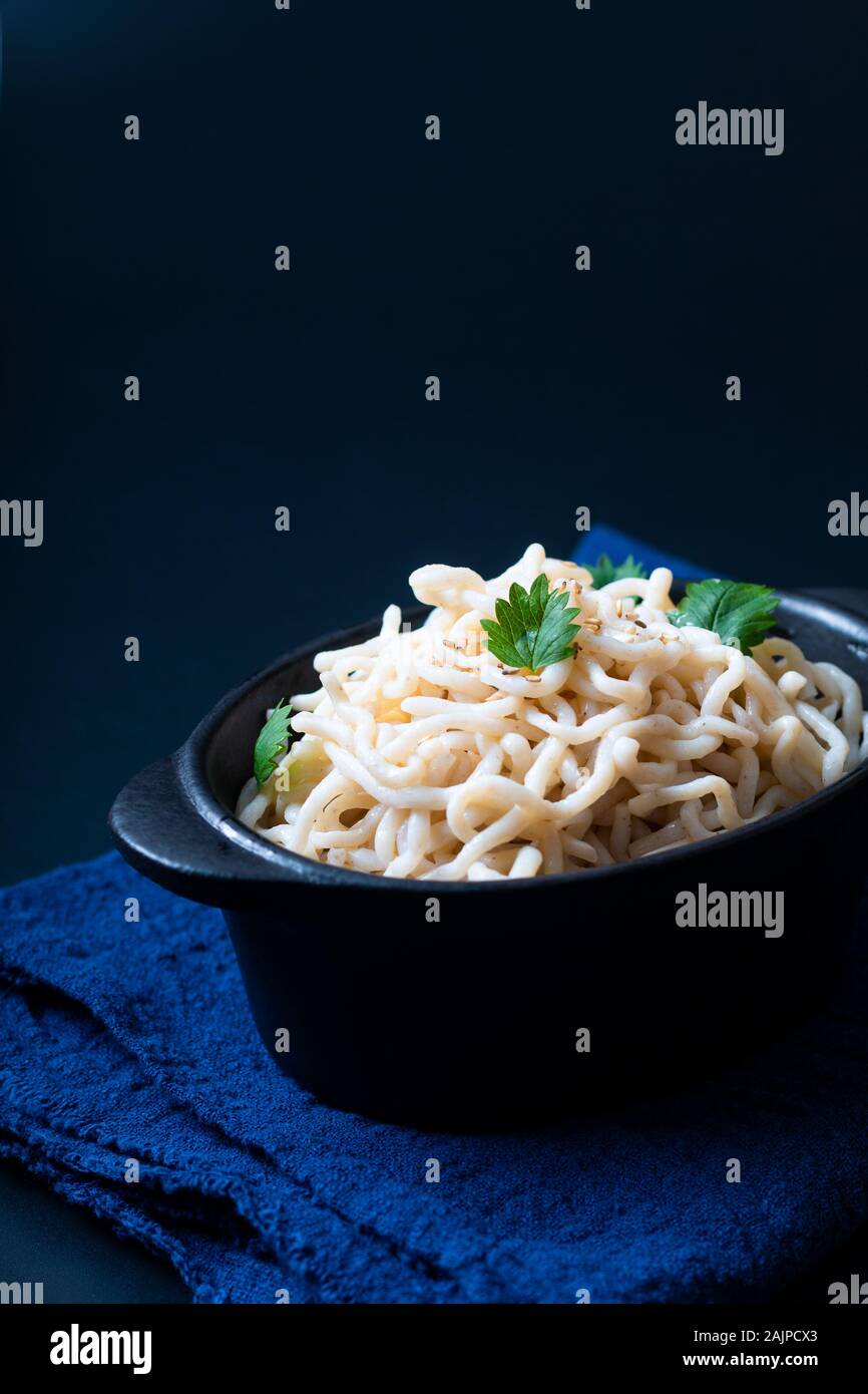 Cibo sano concetto di Noodle organico o spaghetti Shirataki di Konjac in nero coppa in ceramica con spazio di copia Foto Stock