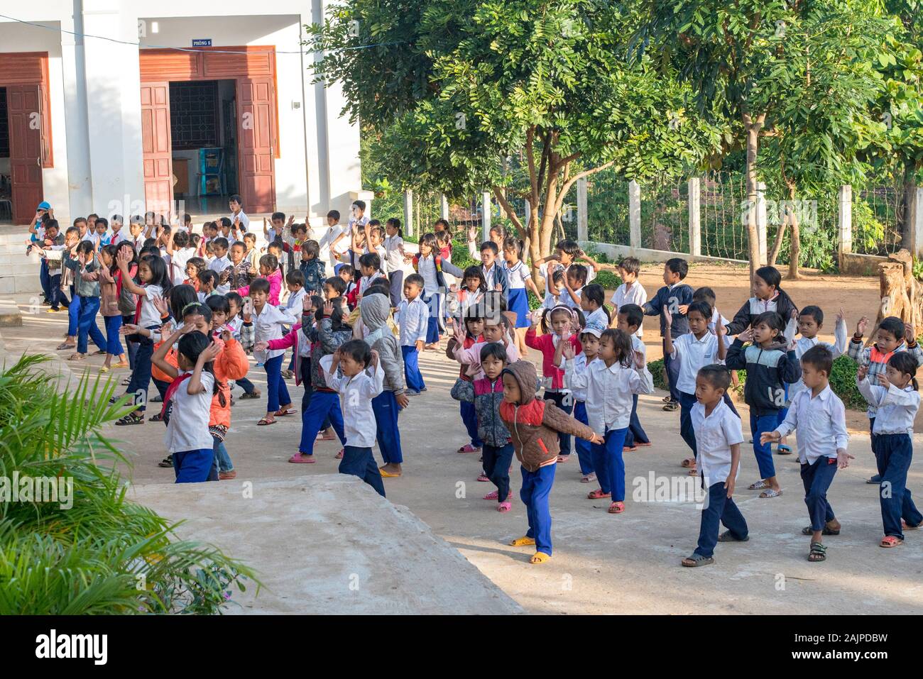 Un gruppo di bambini della scuola per un collettivo di sessione gynmastic Foto Stock
