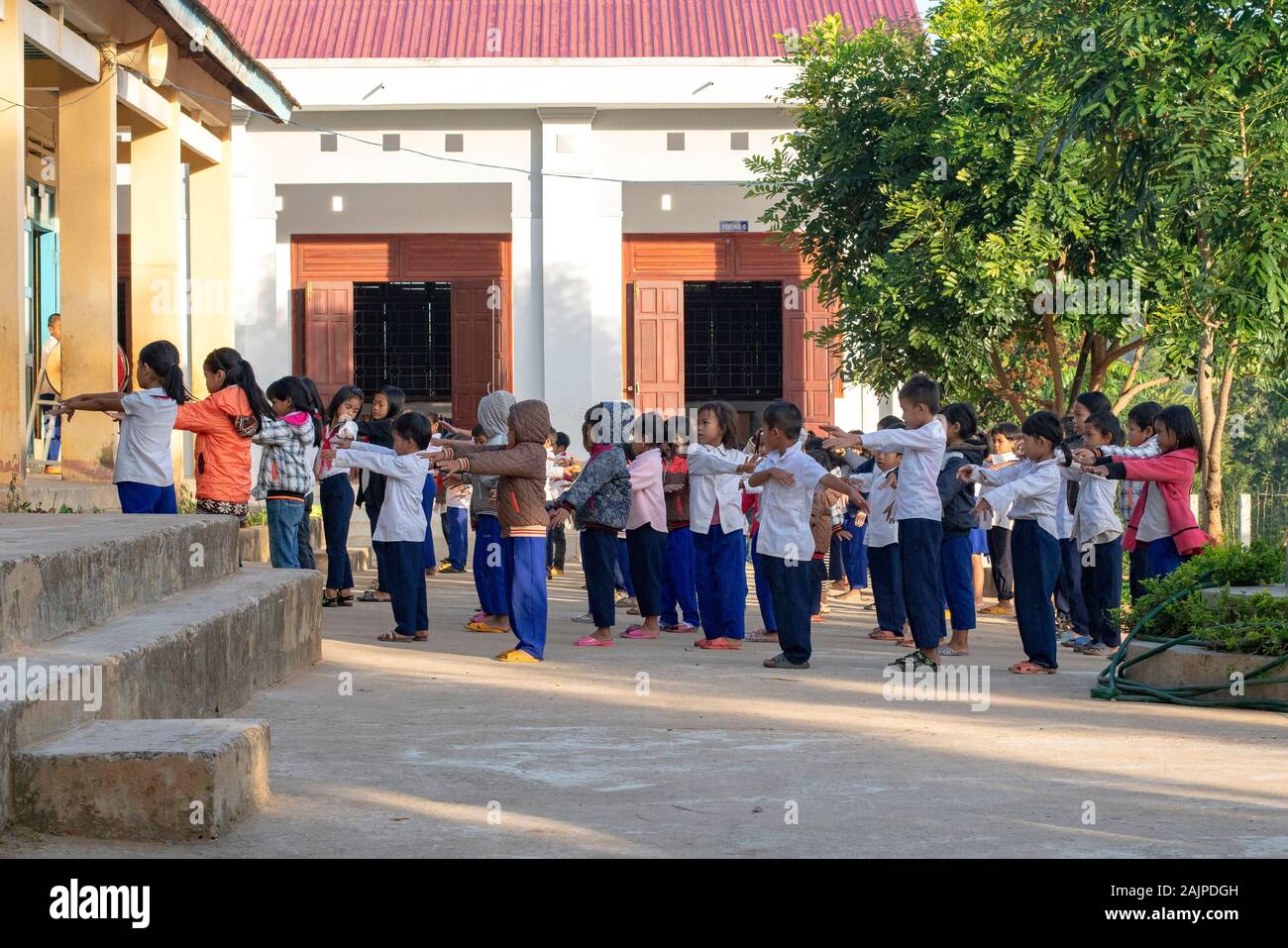 Un gruppo di bambini della scuola per un collettivo di sessione gynmastic Foto Stock