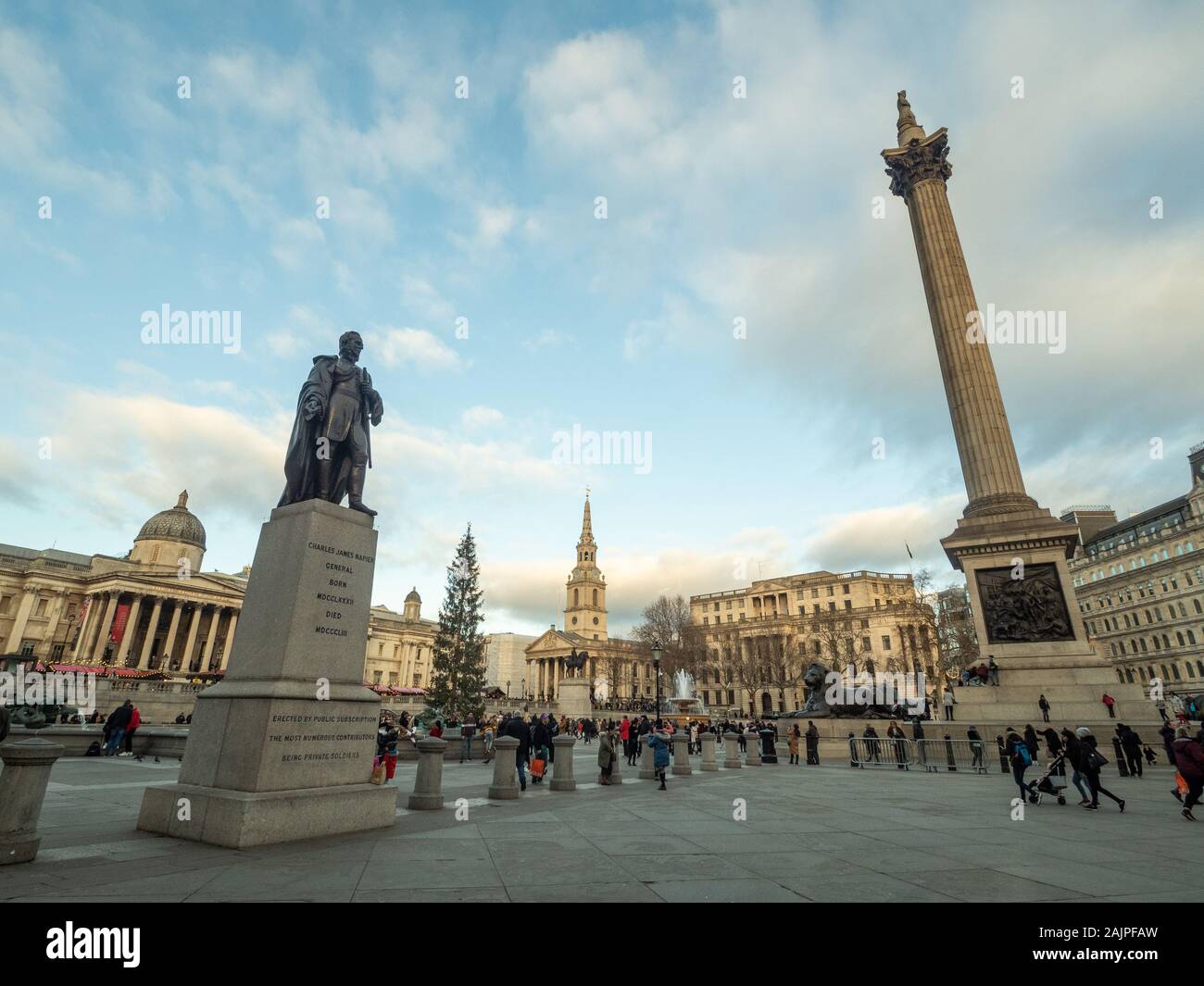 Trafalgar Square a Londra con St Martin nei campi chiesa dietro e la National Gallery sinistra. Foto Stock