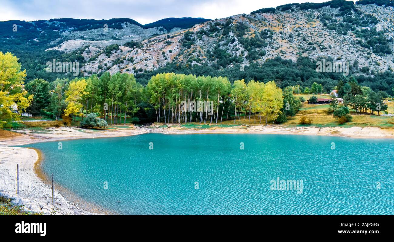 Paesaggio di montagna lago di Cardito in Vallerotonda Italia Foto stock -  Alamy