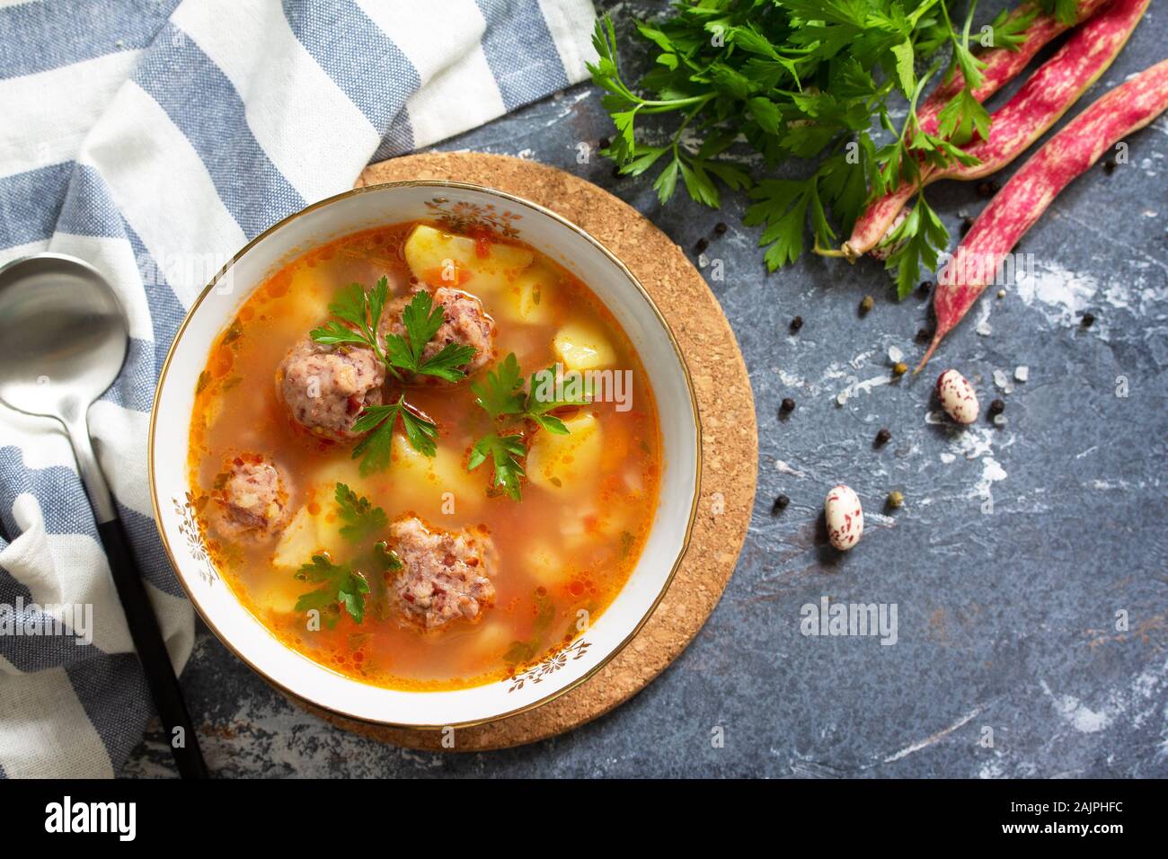 Il concetto di sano e la dieta alimentare. Autunno vegetale zuppa di fagioli con sfere su una pietra o ardesia tabella. Vista superiore piatta. laici Foto Stock
