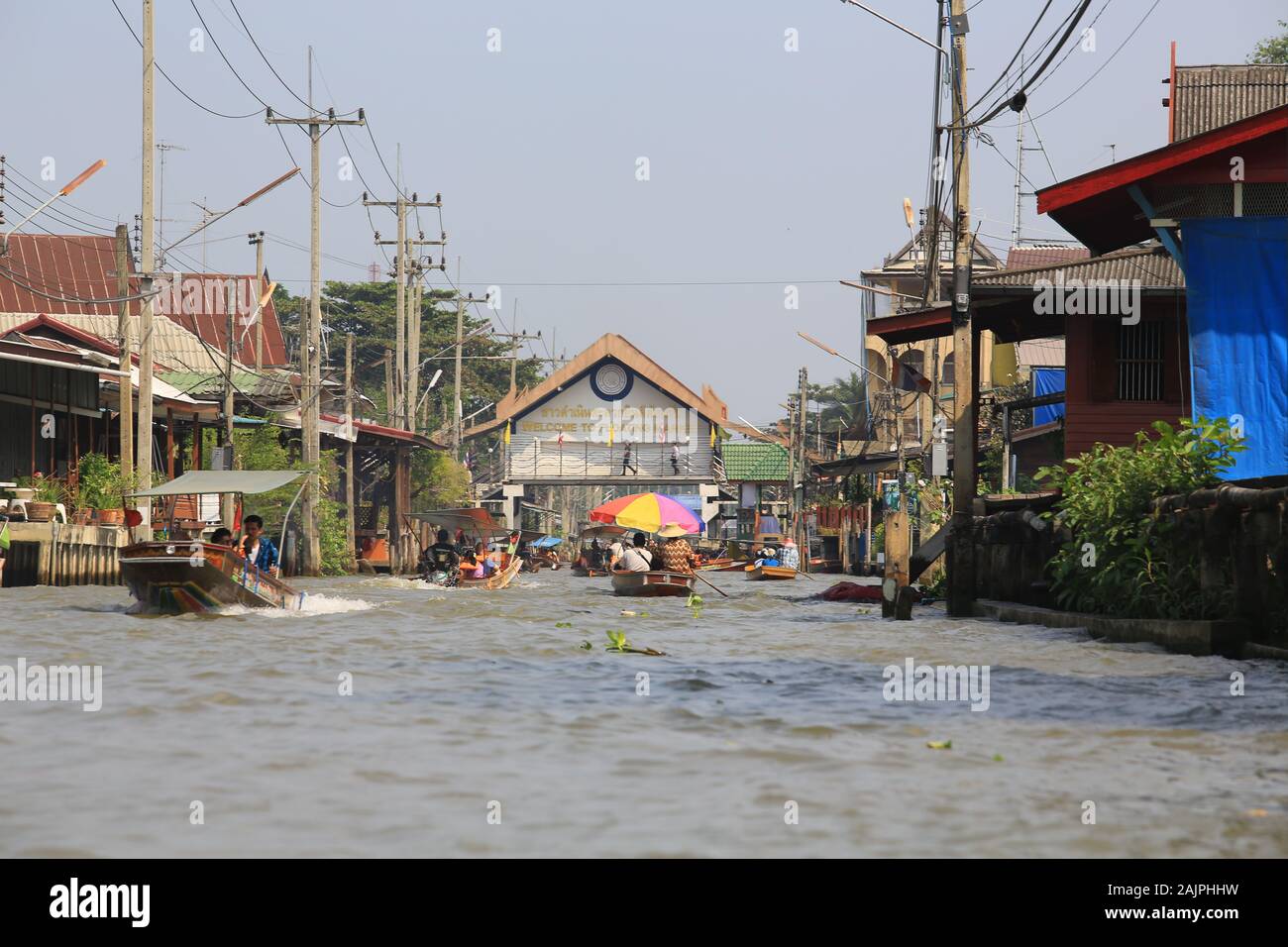 Casa a palafitte vicino al mercato galleggiante Damnoen Saduak a Bangkok, Thailandia Foto Stock