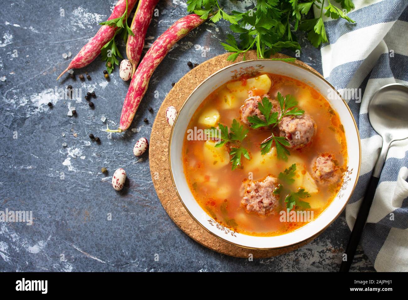 Il concetto di sano e la dieta alimentare. Autunno vegetale zuppa di fagioli con sfere su una pietra o ardesia tabella. Vista superiore piatta. laici Spazio libero per il tuo testo. Foto Stock