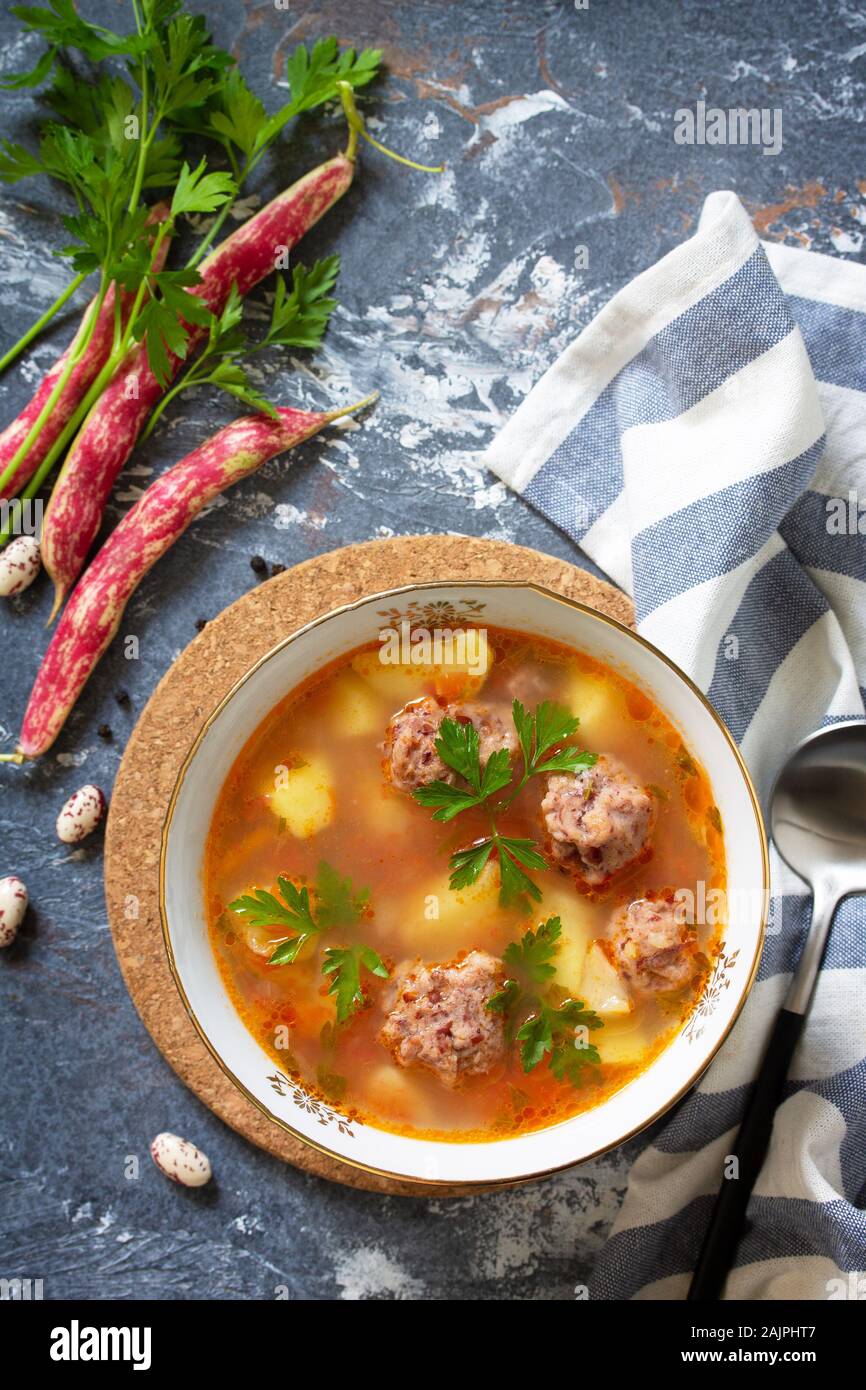 Il concetto di sano e la dieta alimentare. Autunno vegetale zuppa di fagioli con sfere su una pietra o ardesia tabella. Vista superiore piatta. laici Foto Stock
