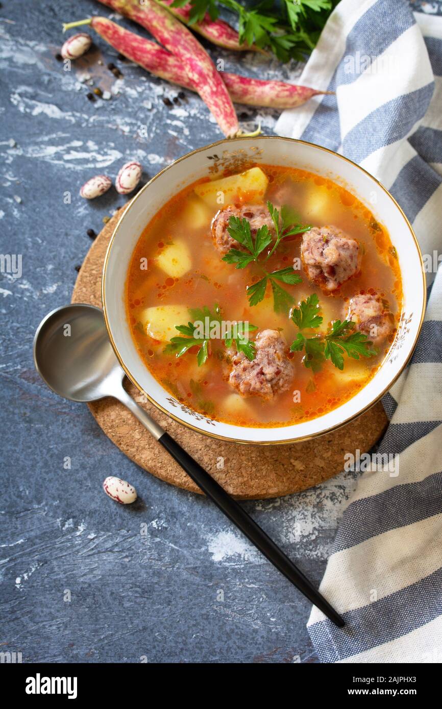Il concetto di sano e la dieta alimentare. Autunno vegetale zuppa di fagioli con sfere su una pietra o ardesia tabella. Spazio libero per il tuo testo. Foto Stock