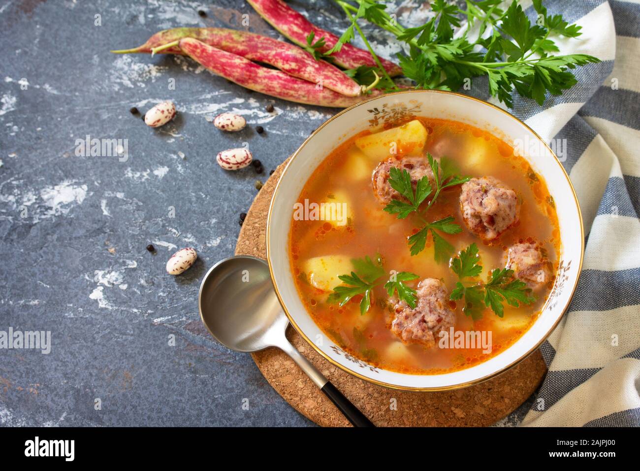 Il concetto di sano e la dieta alimentare. Autunno vegetale zuppa di fagioli con sfere su una pietra o ardesia tabella. Spazio libero per il tuo testo. Foto Stock