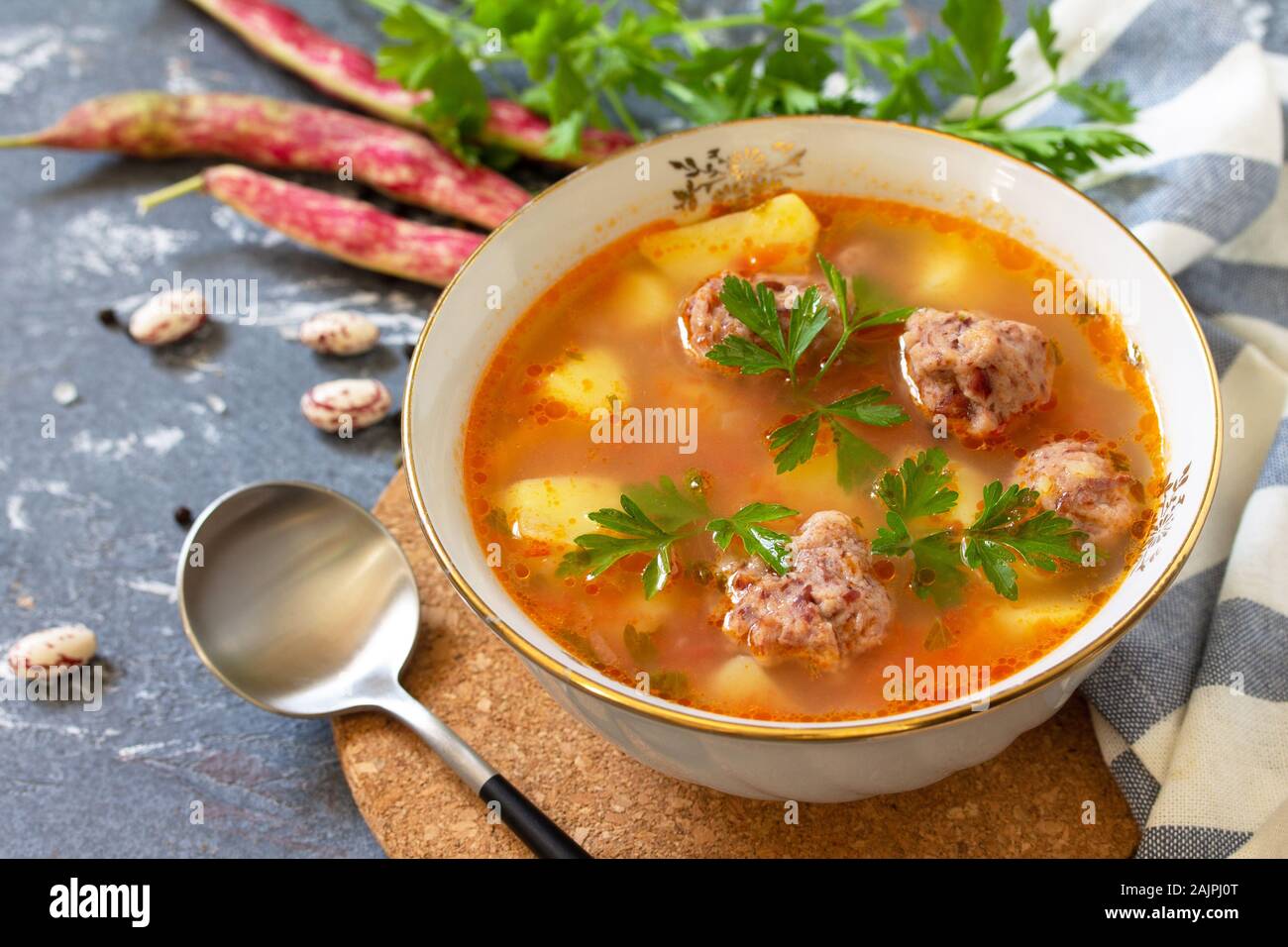 Il concetto di sano e la dieta alimentare. Autunno vegetale zuppa di fagioli con sfere su una pietra o ardesia tabella. Foto Stock