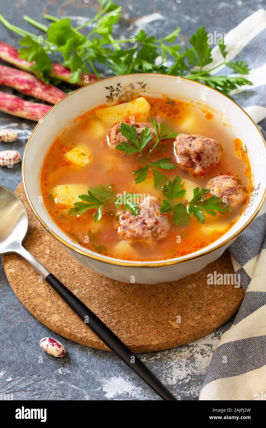 Il concetto di sano e la dieta alimentare. Autunno vegetale zuppa di fagioli con sfere su una pietra o ardesia tabella. Foto Stock