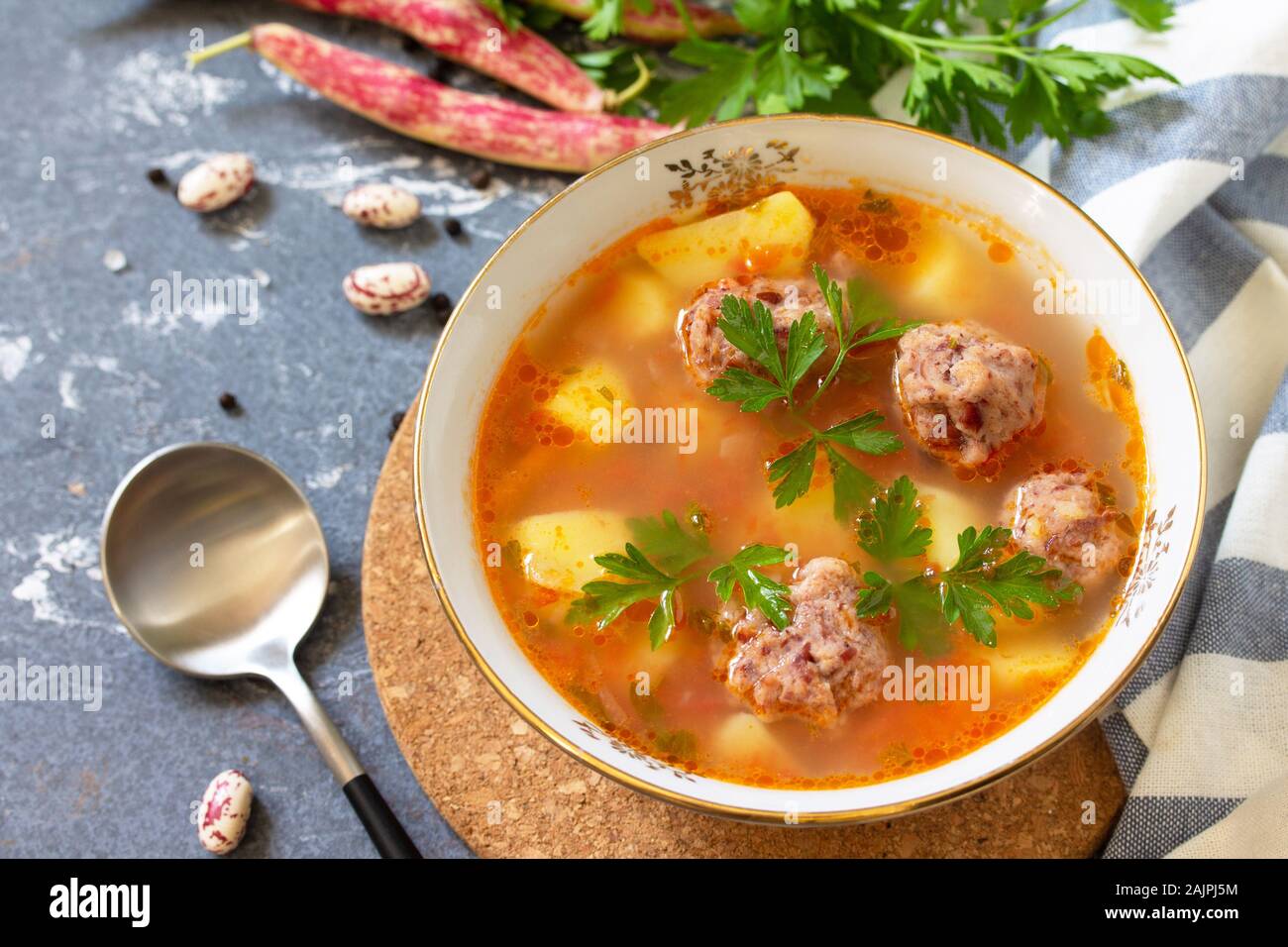 Il concetto di sano e la dieta alimentare. Autunno vegetale zuppa di fagioli con sfere su una pietra o ardesia tabella. Foto Stock