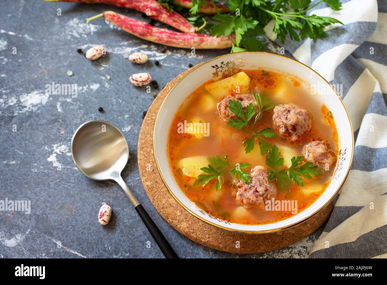 Il concetto di sano e la dieta alimentare. Autunno vegetale zuppa di fagioli con sfere su una pietra o ardesia tabella. Spazio libero per il tuo testo. Foto Stock