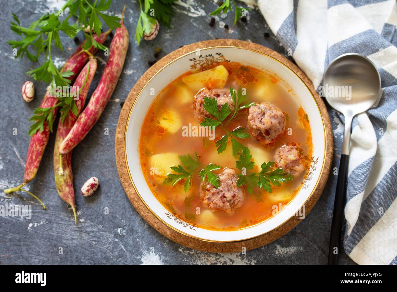 Il concetto di sano e la dieta alimentare. Autunno vegetale zuppa di fagioli con sfere su una pietra o ardesia tabella. Vista superiore piatta. laici Foto Stock
