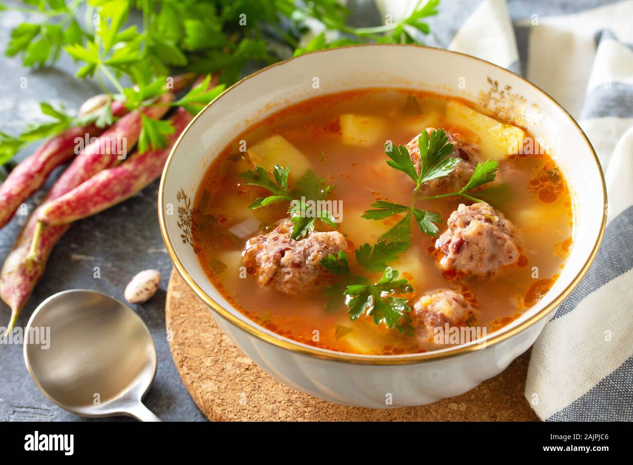 Il concetto di sano e la dieta alimentare. Autunno vegetale zuppa di fagioli con sfere su una pietra o ardesia tabella. Foto Stock