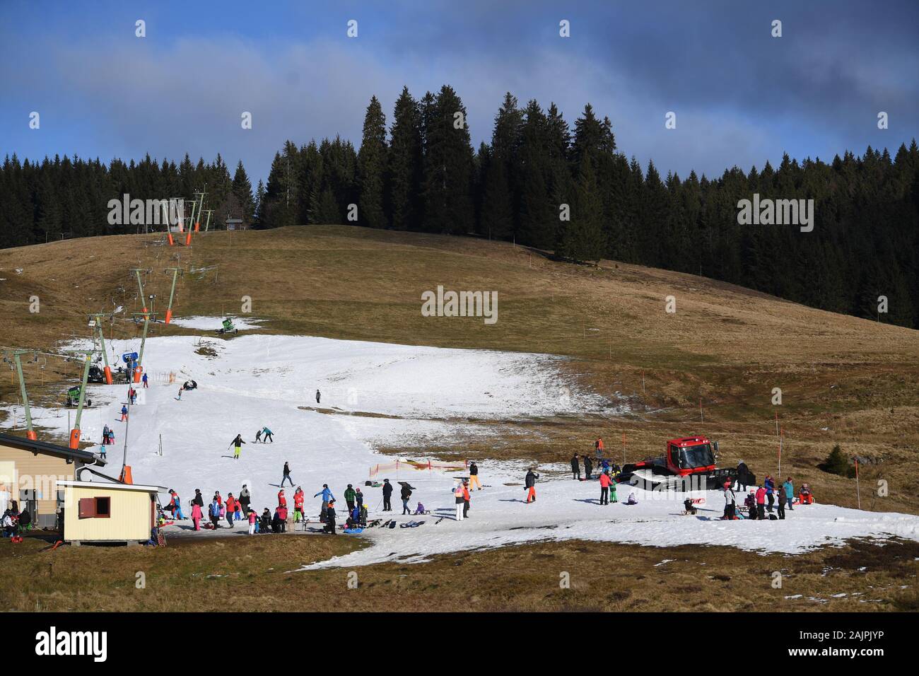 Muggensturm, Germania. 05 gen, 2020. Lo sciatore scia su una neve artificiale area a Wasen ski lift tra il verde dei prati di montagna. Secondo i meteorologi, nessun inizio di inverno è atteso nella Foresta Nera. Credito: Patrick Seeger/dpa/Alamy Live News Foto Stock