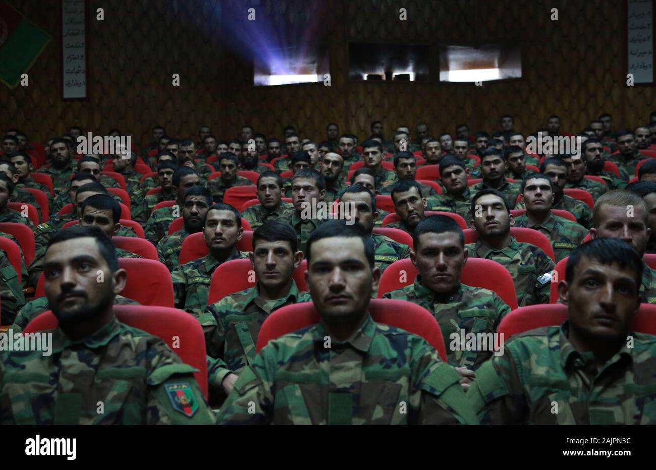 A Kabul, Afghanistan. Gen 5, 2020. Esercito afghano soldati prendere parte alla loro cerimonia di laurea a Kabul militare Centro di formazione (KMTC) a Kabul, Afghanistan, 5 gennaio 2020. Un totale di 1.090 giovani vennero arruolati nel paese dell esercito nazionale domenica dopo il completamento di un 12-settimana di formazione militare e ricevere certificati, il comandante di KMTC detto. Credito: Rahmatullah Alizadah/Xinhua/Alamy Live News Foto Stock