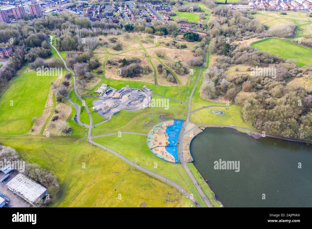 Veduta aerea del parco forestale Hanley, del parco forestale centrale, del parco Hanley, del grande parco e della zona boschiva di Stoke on Trent Staffordshire, lago di pesca Foto Stock