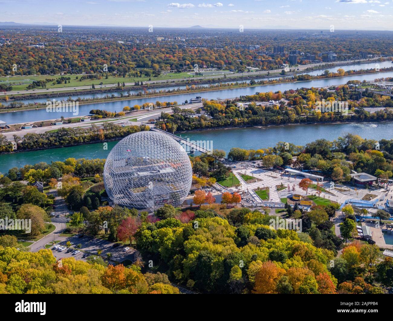Vista aerea di Montreal, Quebec, Canada mostra alberi cambiando colore nella stagione autunnale. Foto Stock