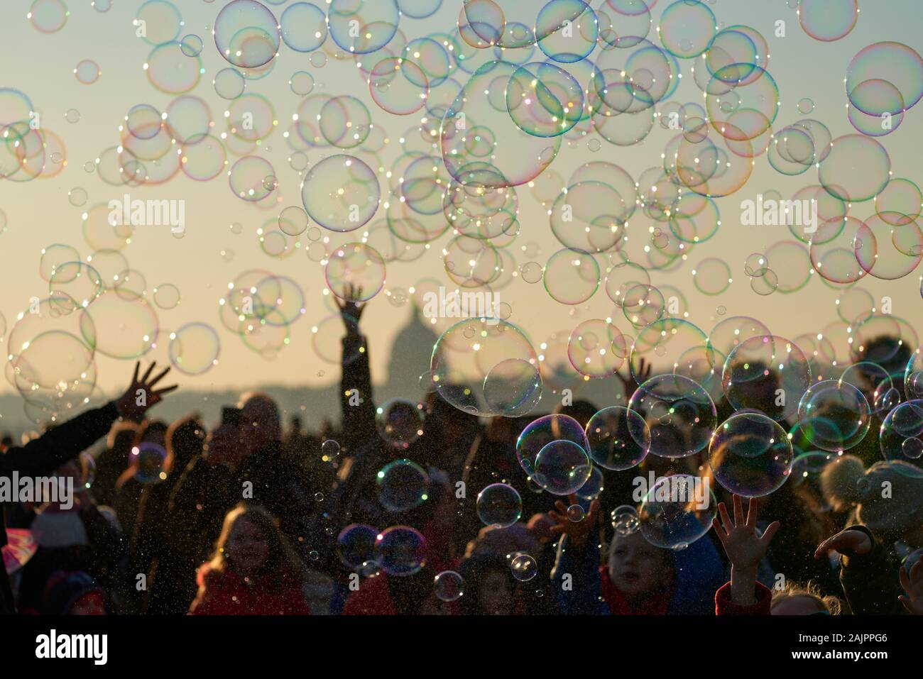 Roma, Italia - 1 Gennaio 2020: la gente del posto e i turisti a giocare al  tramonto con tradizionali bolle di sapone nella terrazza del Pincio durante  le vacanze invernali Foto stock - Alamy