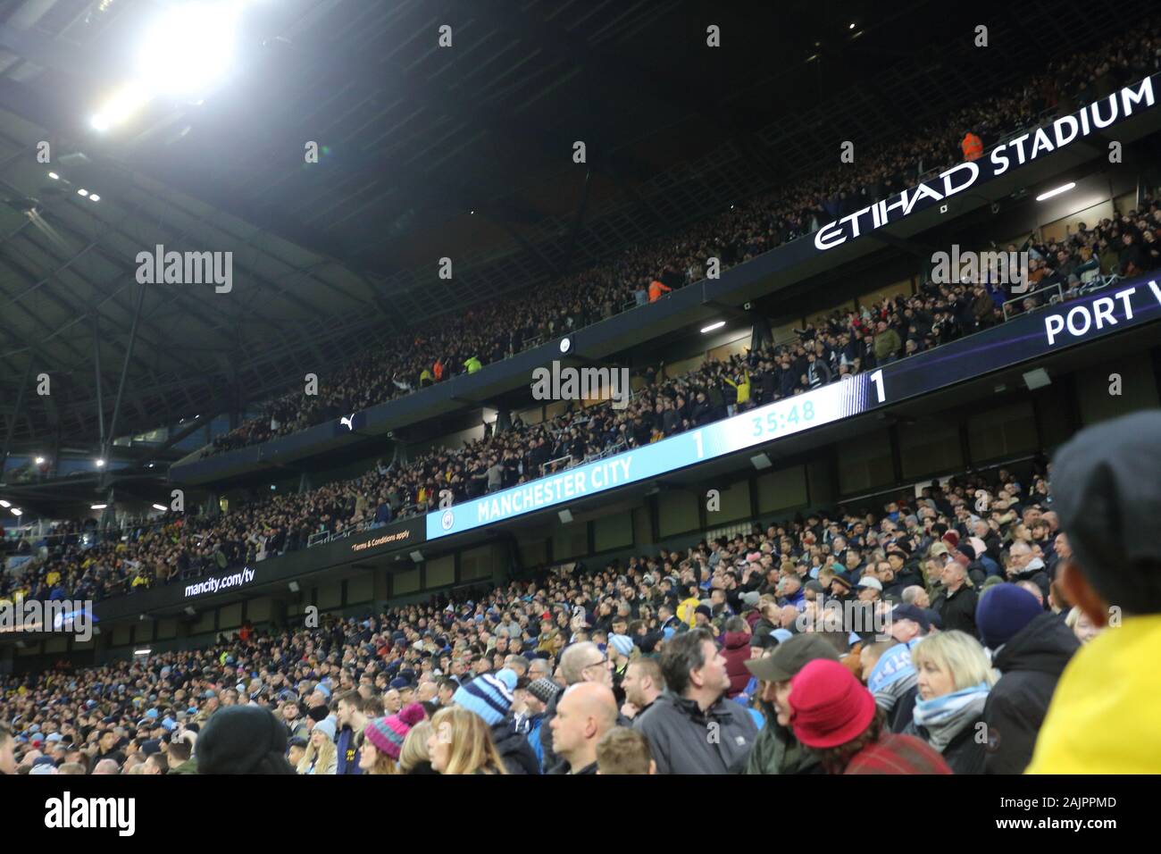 Manchester, Regno Unito. 4 gennaio, 2020. Port Vale tifosi festeggiare al Etihad Stadium, casa a Manchester City FC. Foto Stock