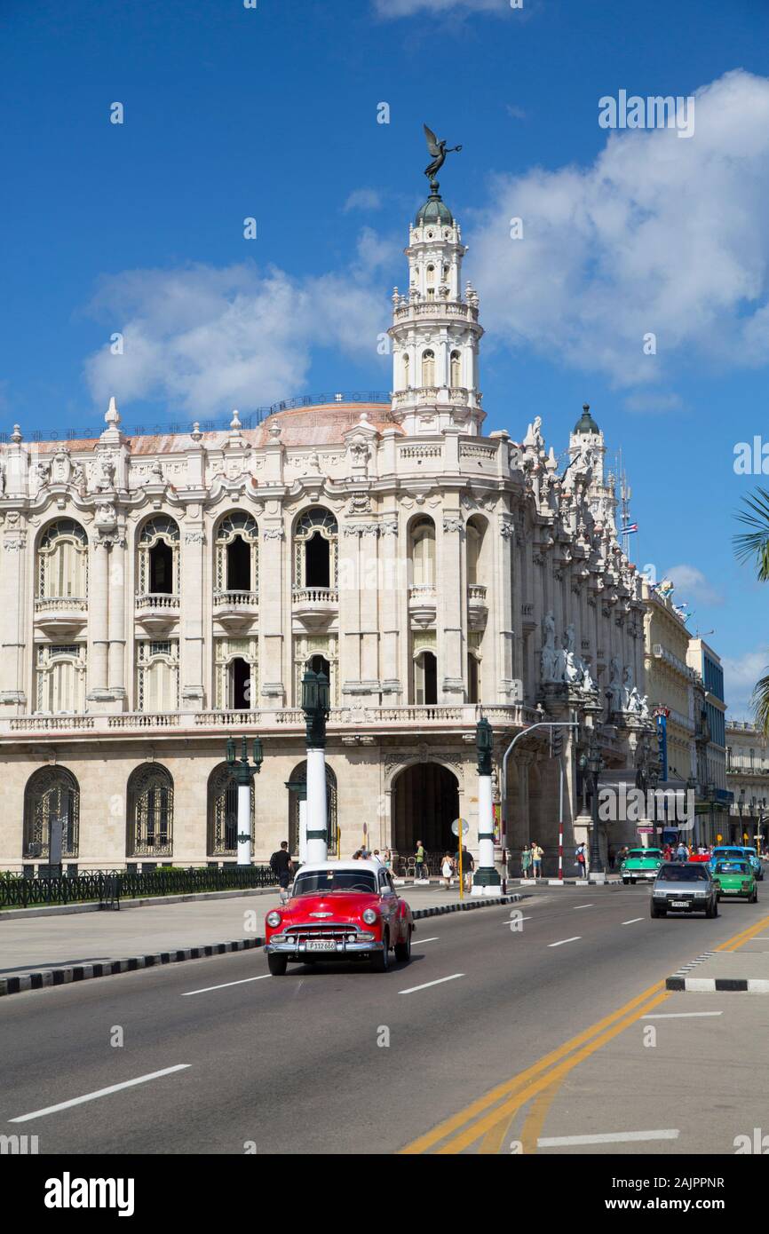 Grand Theatre di l'Avana con la vecchia auto classica, Centro Storico, Patrimonio Mondiale dell Unesco, Havana, Cuba Foto Stock