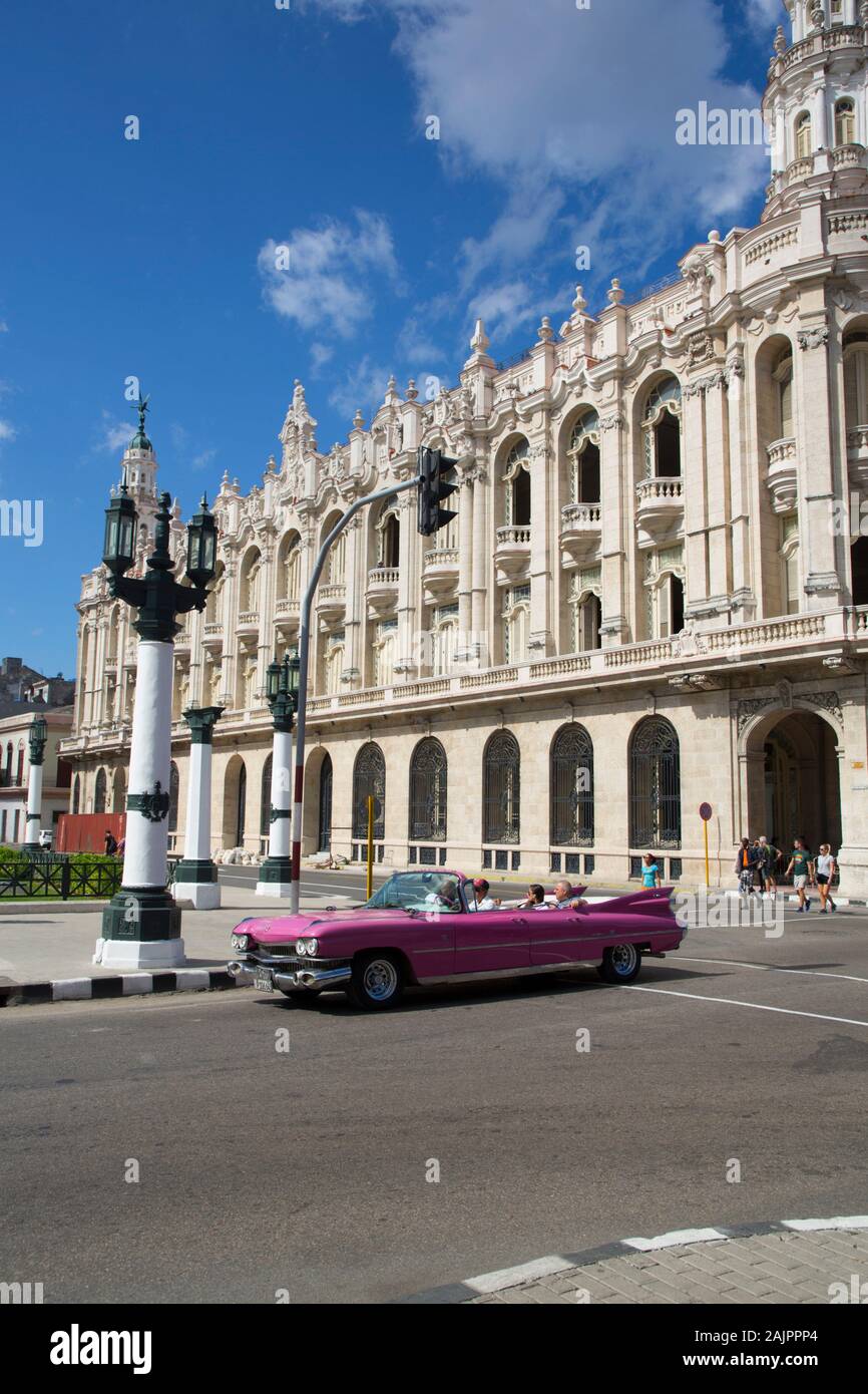 Grand Theatre di l'Avana con la vecchia auto classica, Centro Storico, Patrimonio Mondiale dell Unesco, Havana, Cuba Foto Stock