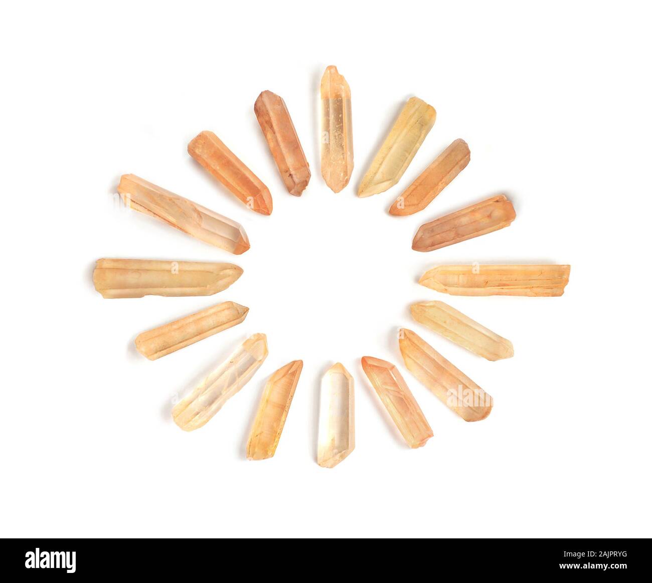 Cerchio di 16 Lemurian gemme di quarzo, isolato su sfondo bianco. Potente trasparente i cristalli di guarigione di energia spirituale. Foto Stock