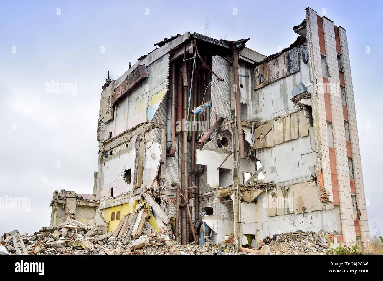 I resti del distrutto edificio industriale con kommunikatsiy interna. La parte di edificio con le tubazioni di comunicazioni interne di un Foto Stock