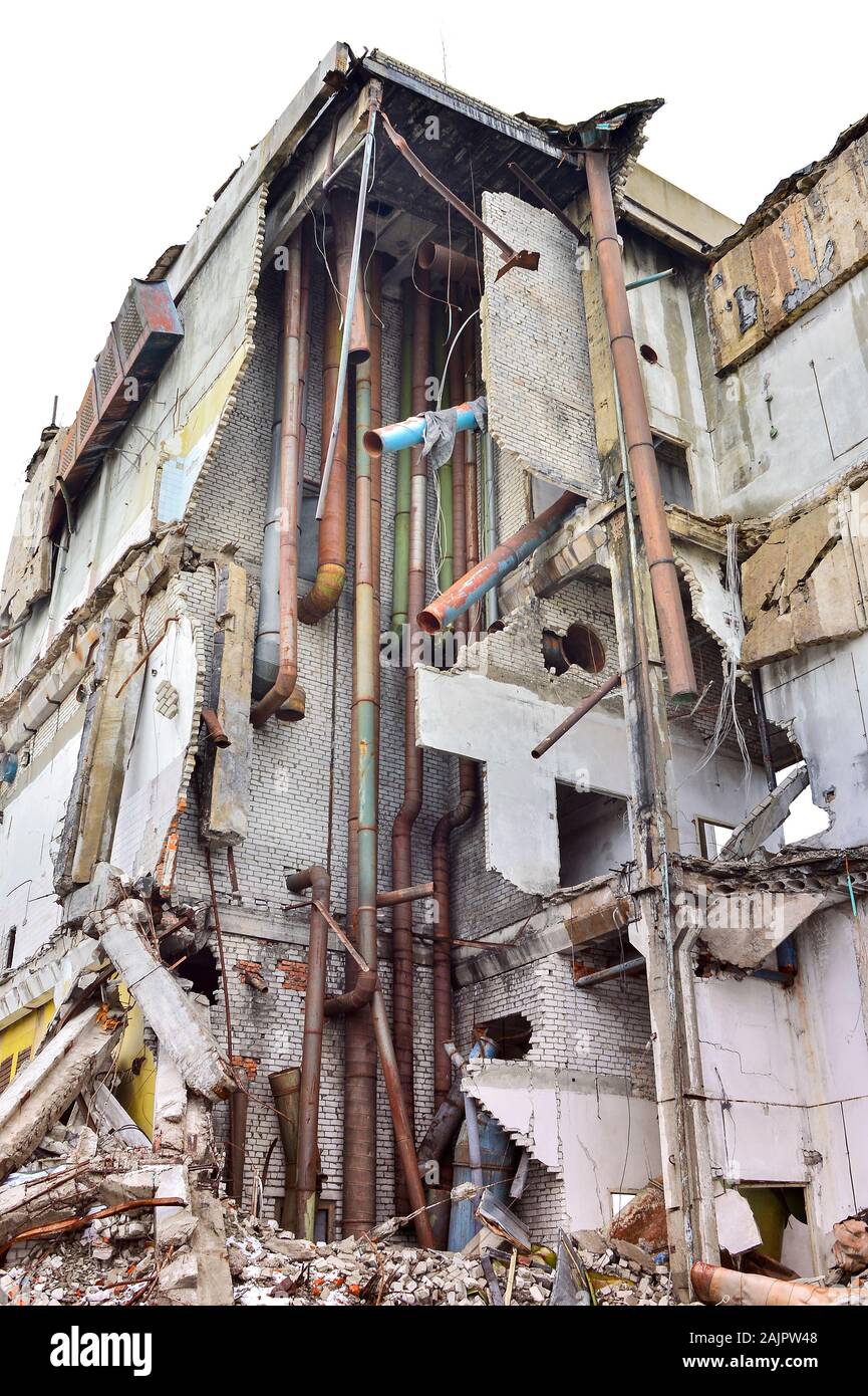 I resti del distrutto edificio industriale con kommunikatsiy interna. La parte di edificio con le tubazioni di comunicazioni interne di un Foto Stock