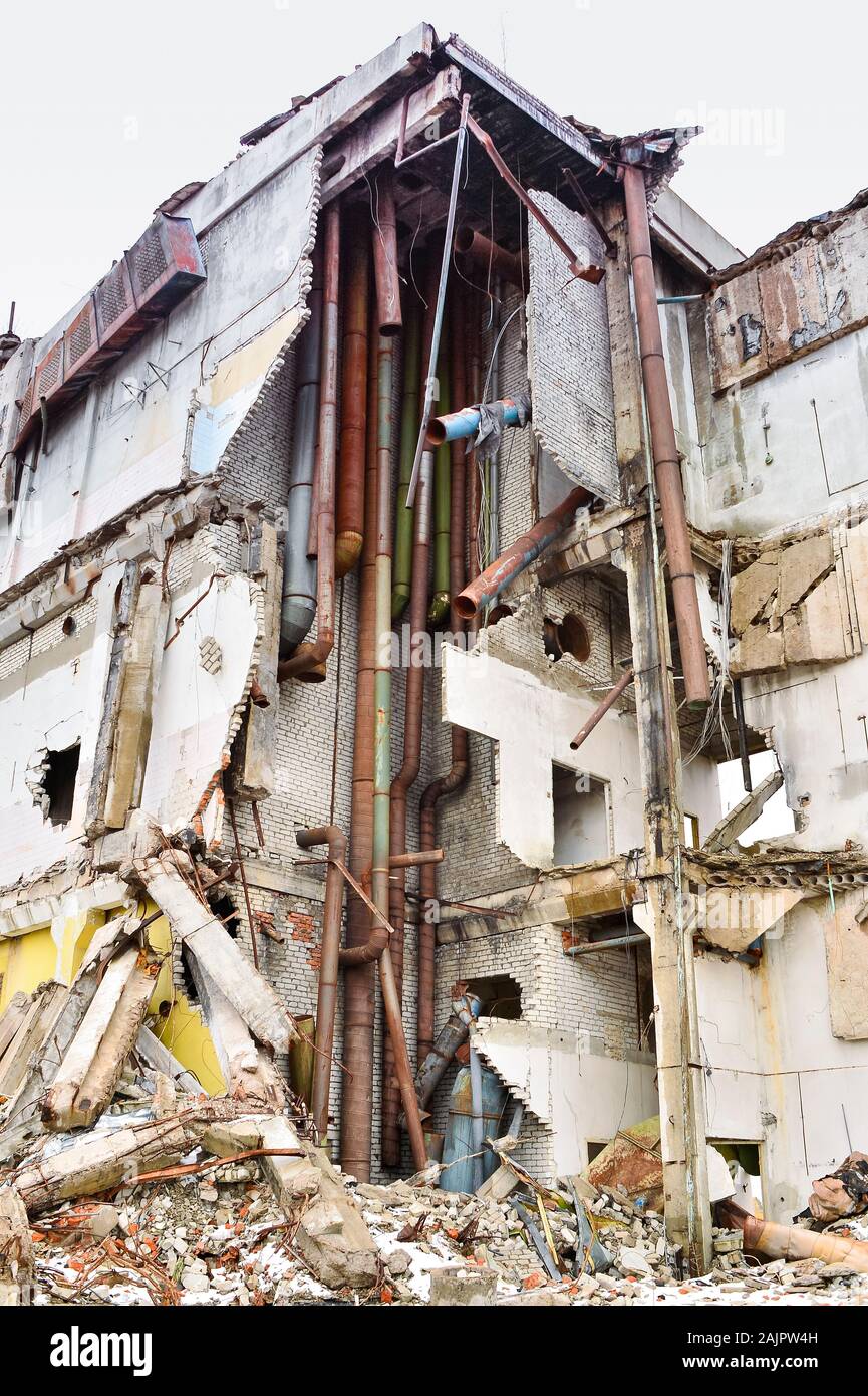 I resti del distrutto edificio industriale con kommunikatsiy interna. La parte di edificio con le tubazioni di comunicazioni interne di un Foto Stock