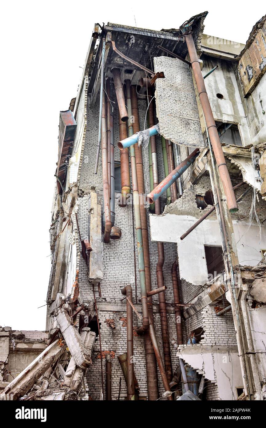 I resti del distrutto edificio industriale con kommunikatsiy interna. La parte di edificio con le tubazioni di comunicazioni interne di un Foto Stock