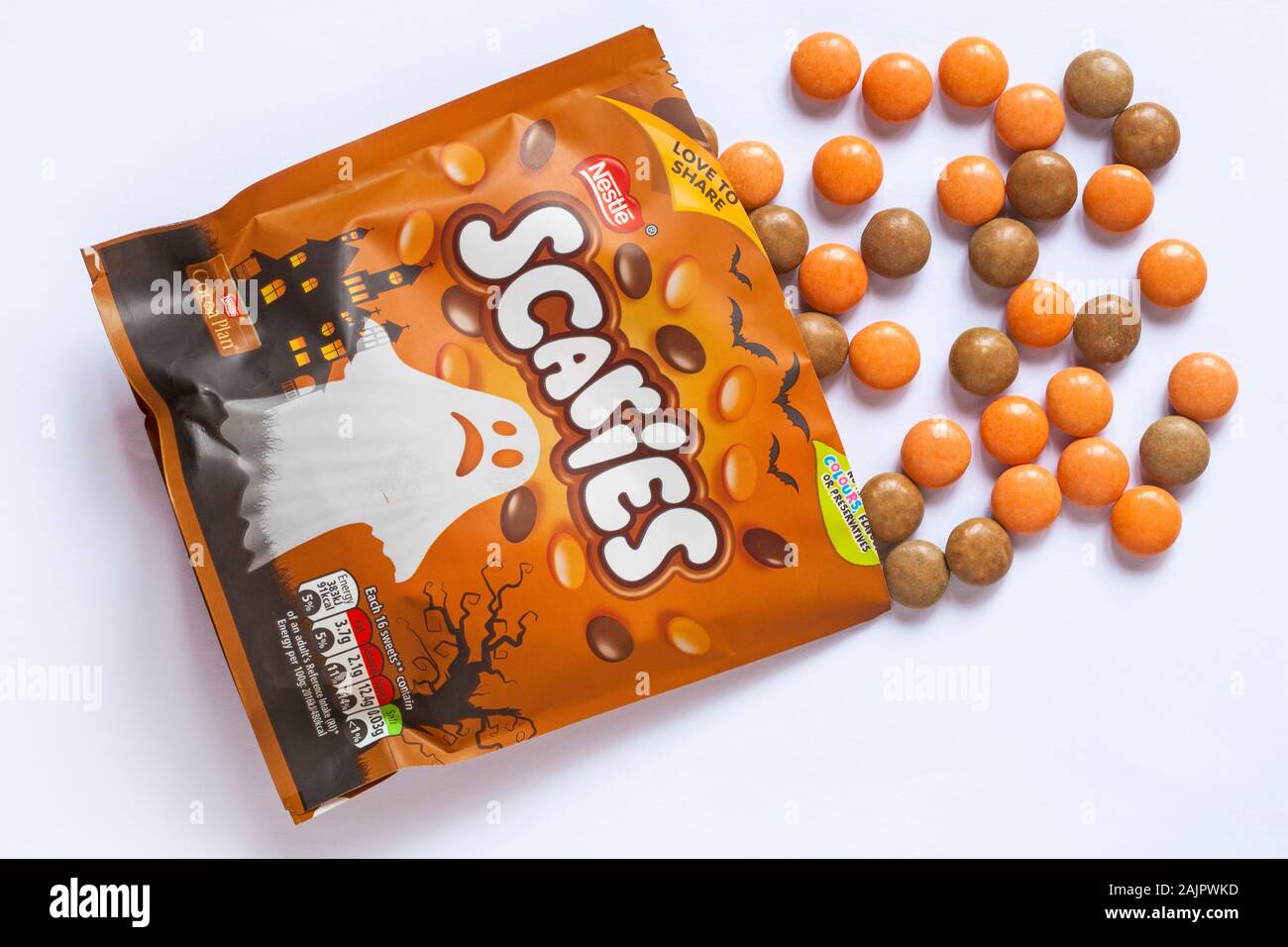 Pacchetto di Nestlé Scaries aperto con contenuto versato versato isolati su sfondo bianco - ideale per la festa di Halloween Foto Stock