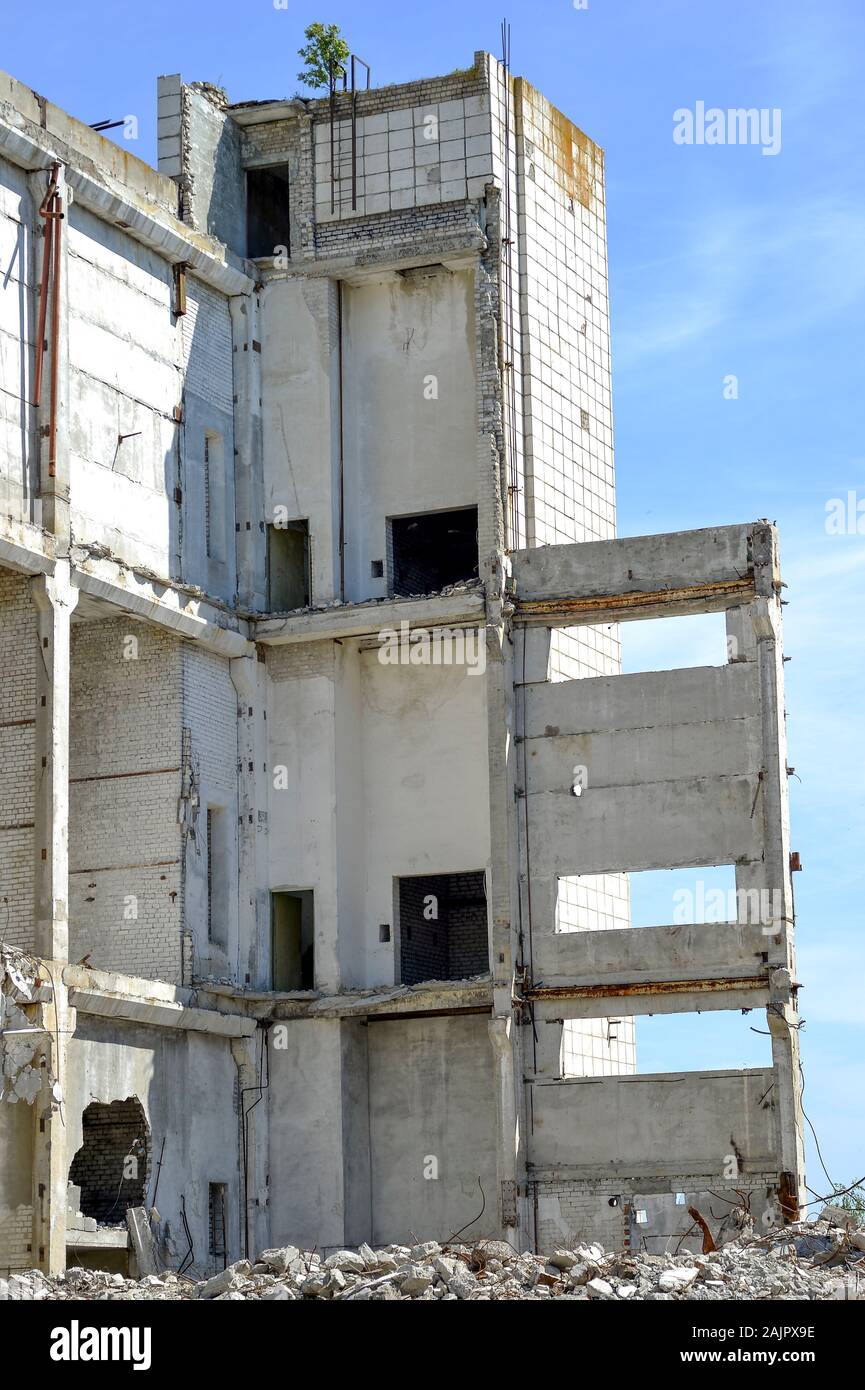 Demolizione e smaltimento di un grande impianto industriale. Foto Stock