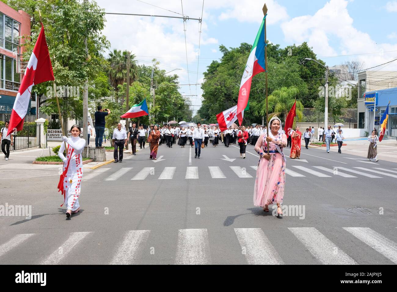 I fedeli della luce del mondo sfilano per le strade della città. Guadalajara, Jalisco. Messico Foto Stock