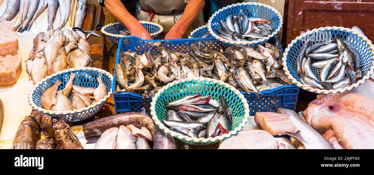 La vendita del pesce nel mercato, Fez, in Marocco Foto Stock