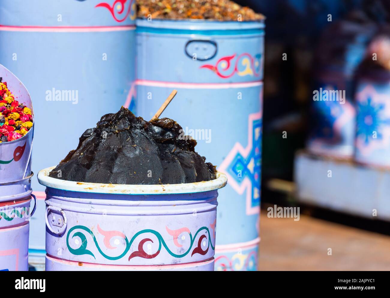 Caramelle nero nel mercato locale, Marrakech, Marocco. Con il fuoco selettivo Foto Stock