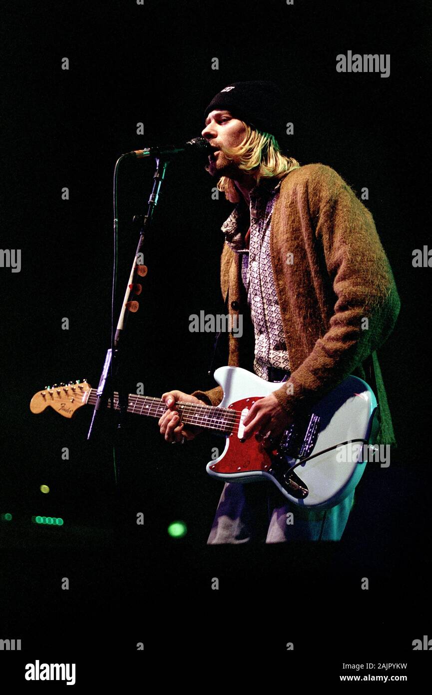 Milano Italia, 25/02/1994: Kurt Cobain cantante e chitarrista dei Nirvana durante il concerto dal vivo al Palatrussardi Foto Stock